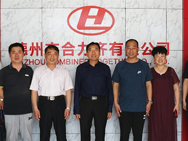5月24日，德州市總工會授予德州市合力齊車業(yè)有限公司董事長李學(xué)治“優(yōu)秀農(nóng)民工之星”的榮譽稱號